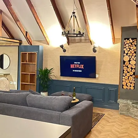 Heart Of Cozy Loft With Fireplace *
