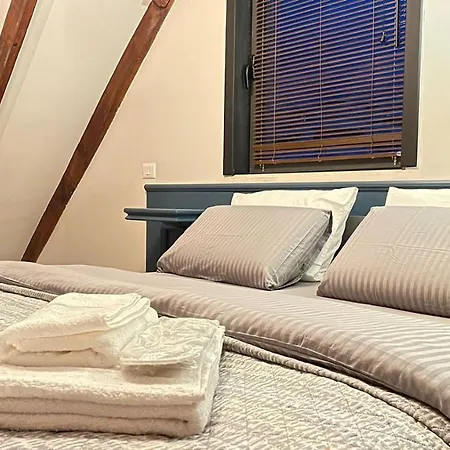 Апартаменты Heart Of Cozy Loft With Fireplace Тирана